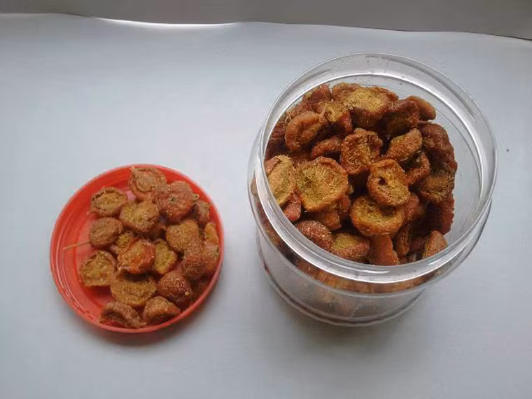 Không chỉ ngon miệng, trong Đông y, táo mèo còn được biết đến với cái tên sơn trà. Loại quả này có tác dụng hạ huyết áp nhờ làm giãn mạch ngoại vi. Nó cũng giúp hạ mỡ trong máu, làm giãn động mạch vành, cải thiện sức co bóp của cơ tim.