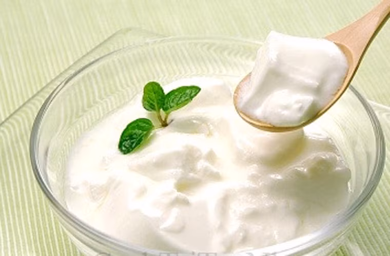 Kem chua. Nhiệt độ cực thấp khiến kem chua trở nên rời rạc và lạo xạo. Dù có thể quấy nhuyễn trở lại và sử dụng để chế biến đ nhưng nếu để ăn trực tiếp, mùi vị của nó sẽ giảm đi nhiều.