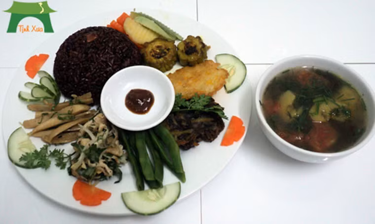 Ngoài phục vụ các món chay giá bình dân nhất có thể (15.000 đồng/suất cho người ăn vé tháng, 20.000 đồng cho một suất bình dân), Tịnh Xưa còn nhận hướng dẫn chế biến món chay miễn phí; tư vấn trực tiếp, miễn phí về kiến thức thực dưỡng cho người có nhu cầu.