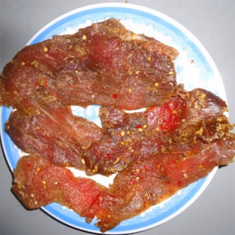 Ngoài việc chọn được miếng thịt ngon, gia vị và cách ướp đóng vai trò quan trọng quyết định hương vị độc đáo của món ăn. Để át đi mùi tanh của thịt sống, người dân nơi đây tận dụng những gia vị có sẵn trong núi rừng Tây Nguyên để ướp.