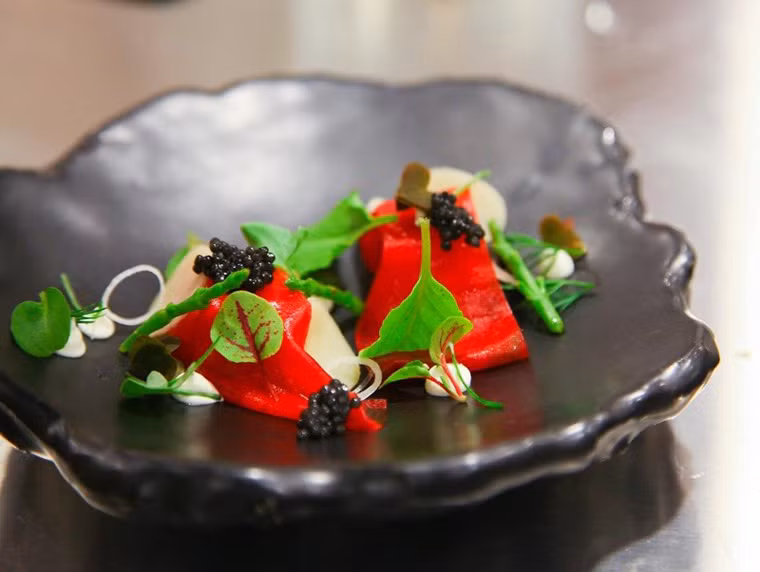 Meadowood , St Helena, California, Mỹ (500 đô/suất). Nhà hàng đưa ra quy định khắt khe là chỉ cho phép trẻ em trên 12 tuổi được phép thưởng thức món ăn tại đây. Là “thiên đường” dành cho các thực khách ưa thích rượu vang, Meadowood sở hữu hơn 140 trang danh sách rượu có thể phục vụ. Đây cũng là nơi nổi tiếng với những chai rượu cổ giá nghìn đô. Tuy nhiên, để có cơ hội thưởng thức chai rượu vang này, bạn phải trả thêm 350 đô hoặc hài lòng với suất ăn chín món thông thường chỉ với 225 đô.