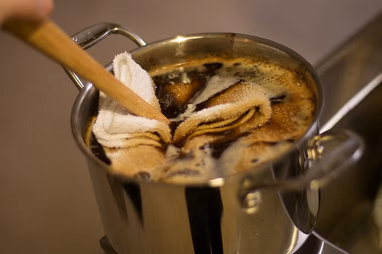 Sử dụng để nhuộm vải. Pha cà phê bằng nước nóng rồi cho miếng vải cần nhuộm vào ngâm. Cứ như vậy khoảng 1 ngày, bạn sẽ có được thành phẩm với màu nâu nhạt không độc hại.