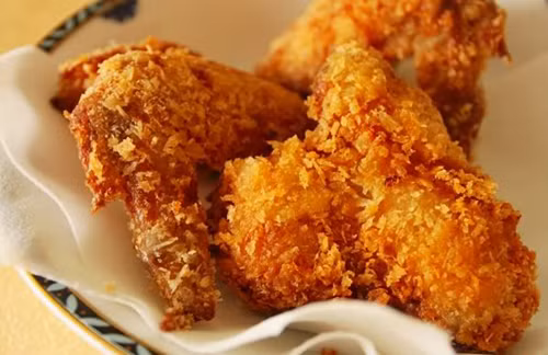 Nem chua chiên xù Tạ Hiện (37 Tạ Hiện, Hàng Bạc, Hoàn Kiếm). Nem chua tẩm bột chiên xù Tạ Hiện lại ghi điểm với lớp vỏ xù xì của mình. Nem chua ở đây được lăn qua một lớp bột cà mỳ rồi rán kĩ, khi ăn bạn vừa thấy có cảm giác giòn tan, béo ngậy của lớp vỏ, lại vẫn giữ được hương vị của miếng nem chua bên trong.