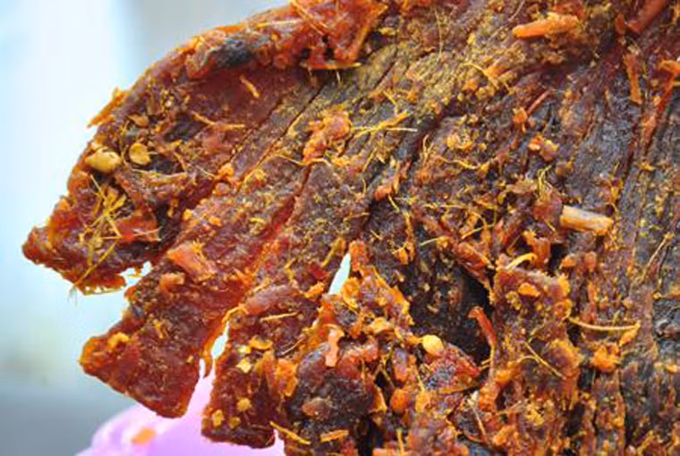 Thịt nai khô thành phẩm mùi khói vẫn còn nguyên song vô cùng hấp dẫn chứ không mang lại cảm giác khó chịu. Miếng thịt bên ngoài khô nhưng trong vẫn giữ nguyên được màu hồng nhạt tự nhiên, ăn có vị thơm ngọt, cay cay.