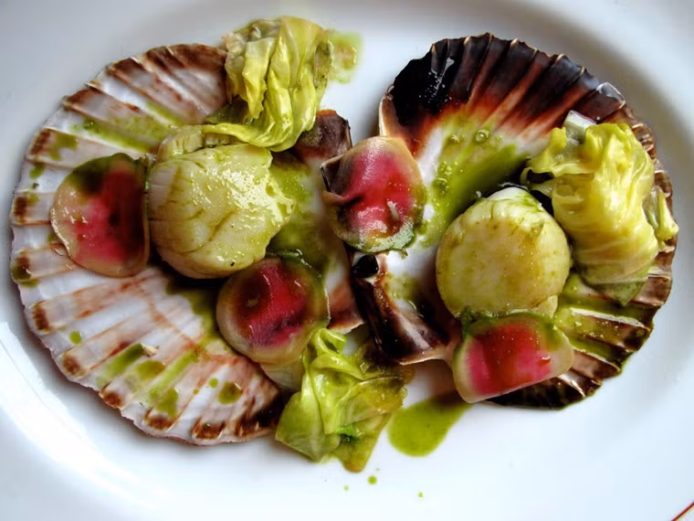 L'Arpege, Paris, Pháp (456 đô/suất). Không chỉ được đánh giá là nhà hàng tốt nhất tại Paris suốt 30 năm qua, L’Arpege còn được xếp hạng là một trong 50 địa chỉ ẩm thực hàng đầu thế giới. Dù vậy, không phải ai cũng có cơ hội thưởng thức món ngon ở đây bởi chúng có giá cao ngất ngưởng. Chẳng hạn, thực đơn bữa trưa 11 món được bán với giá 187 đô/suất; thực đơn bữa tối lên tới 456 đô/người ăn. Cả hai mức giá này đều đã bao gồm thuế.