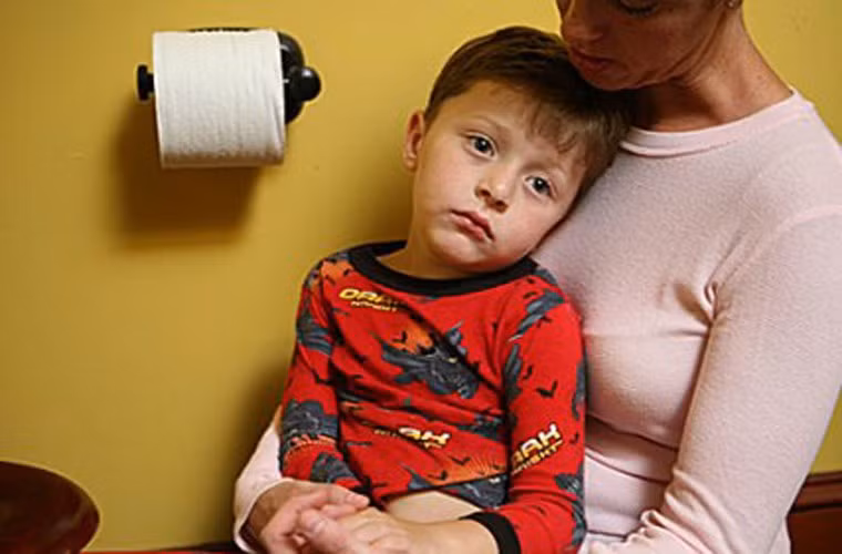 Mệt mỏi, làn da nhợt nhạt. Tình trạng thiếu máu khiến bé cảm thấy mệt mỏi, yếu ớt và đầu óc trở nên choáng váng. Các chuyên gia cho biết tình trạng thiếu máu cũng là nguyên nhân chính khiến bệnh nhân sở hữu làn da nhợt nhạt thiếu sức sống.