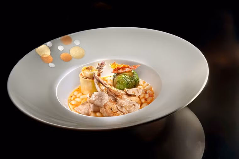 Joël Robuchon, Las Vegas, Mỹ (435 đô/suất). Joël Robuchon là nhà hàng 3 sao duy nhất của Michelin ở Mỹ, nổi tiếng với món bơ, trứng cá muối và các loại gia vị. Degustation Menu 16 món với giá 435 USD là thực đơn có giá “cắt cổ” tại nhà hàng này.