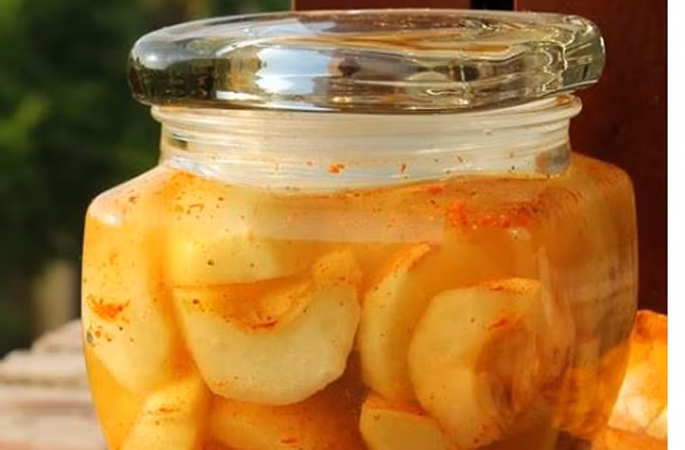 Trước khi dầm, nên ngâm táo với chút nước nguội có pha muối để miếng táo giữ được độ trắng, bớt chát. Táo dầm để một ngày là có thể dùng được. Lúc này, người ăn dễ dàng cảm nhận được vị ngọt nhẹ, chua chua chát chát kết hợp với vị cay nồng.