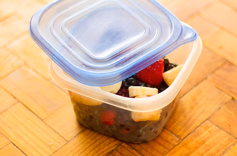 Đợi một thời gian, tiến hành vớt đồ ăn, để ráo rồi mới cho vào hộp nhựa cất vào tủ lạnh.