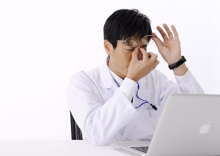 Ngoài ra, sau mỗi giờ làm việc với máy tính, nên thư giãn mắt bằng cách không nhìn vào màn hình máy tính, nhắm mắt lại hoặc chớp mắt nhiều lần…