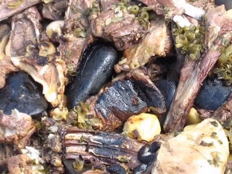 Ngoài tác dụng giúp món ăn chín đều, các viên đá khô khốc còn có tác dụng thấm bớt lớp mỡ ngậy của thịt dê. Khi “ra lò”, món ăn được thưởng thức bằng tay thay vì dùng dĩa để tách nhỏ.