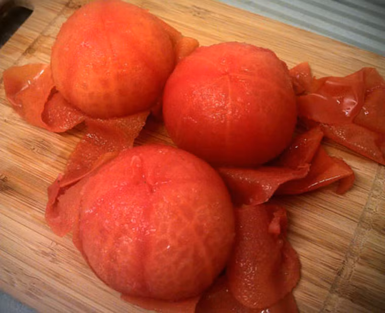 Bóc vỏ cà chua. Muốn tách vỏ cà chua, bạn chỉ cần rạch nhẹ hình chữ thập trên vỏ rồi cho chúng vào lò vi sóng trong vòng 30 giây. Không nên vội vã lấy chúng ra ngay mà tiếp tục chờ thêm 2 phút, lớp vỏ sẽ tự động tróc ra.