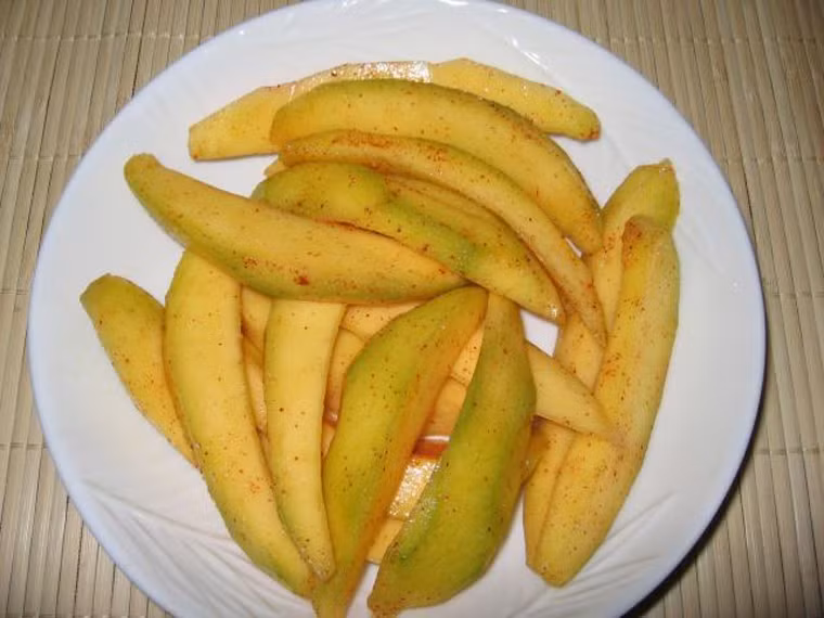 Xoài dầm. Xoài xanh được chọn để dầm phải là những quả dày cùi song không quá già để tránh bị xơ. Nếu chẳng may chọn phải quả quá non, món dầm có vị chua mà không giòn.