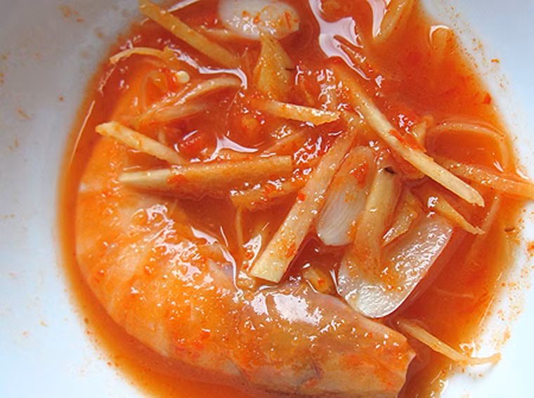 Tôm chua. Đặc sản tôm chua xứ Huế có đủ vị chua cay mặn ngọt và khá kén người ăn. Tuy vậy, với những dân “ghiền”, tôm chua không thể thiếu khi ăn bún hay cuộn chung với bánh tráng kèm vài lát thịt ba chỉ thái mỏng, rau xanh đúng vị.