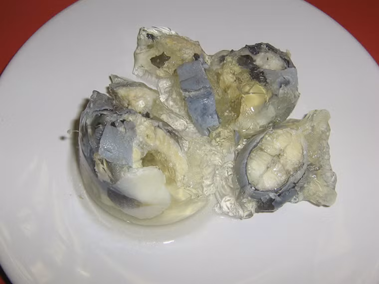 Lươn nấu đông. Là món ăn truyền thống, xuất hiện từ thế kỷ 18. Khi có được những chú lươn tròn mập mạp, các đầu bếp sẽ cắt chúng thành từng khúc nhỏ, hầm kỹ cùng gia vị rồi nhanh chóng làm lạnh để tạo đông. Dù có vẻ bề ngoài không hề hấp dẫn song khi thưởng thức, lươn nấu đông mang lại cảm giác mềm mại, thơm ngon tuyệt hảo.