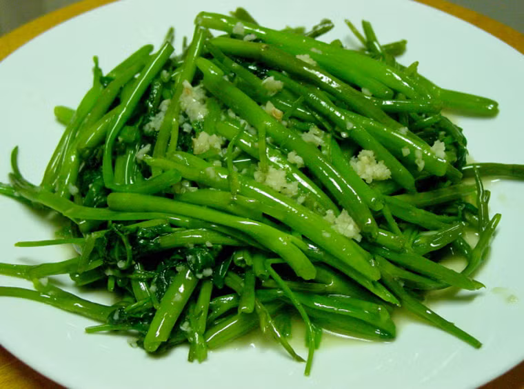 Rau muống. Rau muống là món ăn phổ biến trong những ngày nắng nóng. Bên cạnh tác dụng làm nguyên liệu cho nồi lẩu, chị em có thể chế biến thành nhiều món ngon như rau muống xào tỏi, dưa rau muống, nộm rau muống… giòn dai, hấp dẫn.