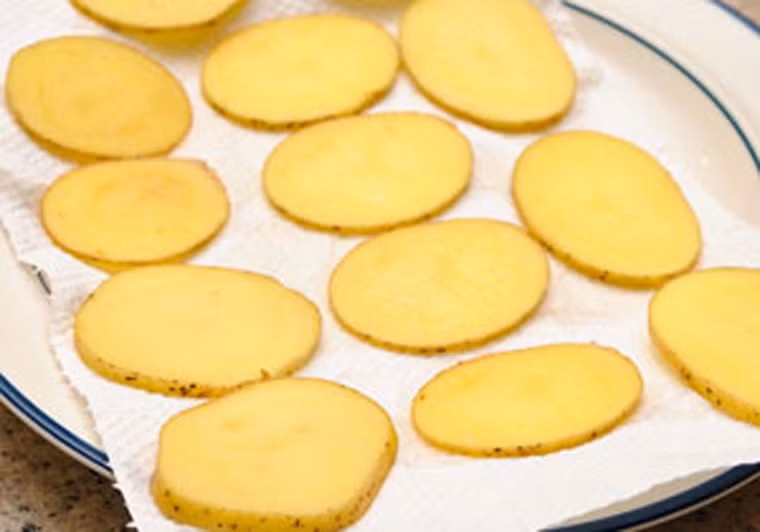 Để ráo nước trước khi nướng. Nếu có đủ thời gian, hãy vớt khoai trước khi nướng khoảng 1- 2 giờ để chúng ráo và thoát bớt nước. Việc để khoai tây thoát bớt nước giúp món ăn trở nên giòn, không bị mềm, ỉu. Tuy nhiên, không nên để quá khô khiến chúng có thể nổ, trở nên khô cong khi quay trong nhiệt độ cao.