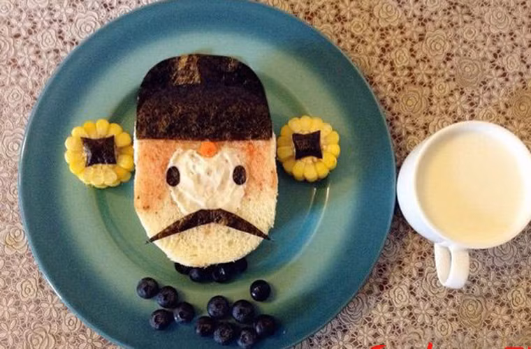 Sự sáng tạo của bà mẹ thể hiện qua sức tưởng tượng phong phú và phối màu ăn ý giữa các thực phẩm.