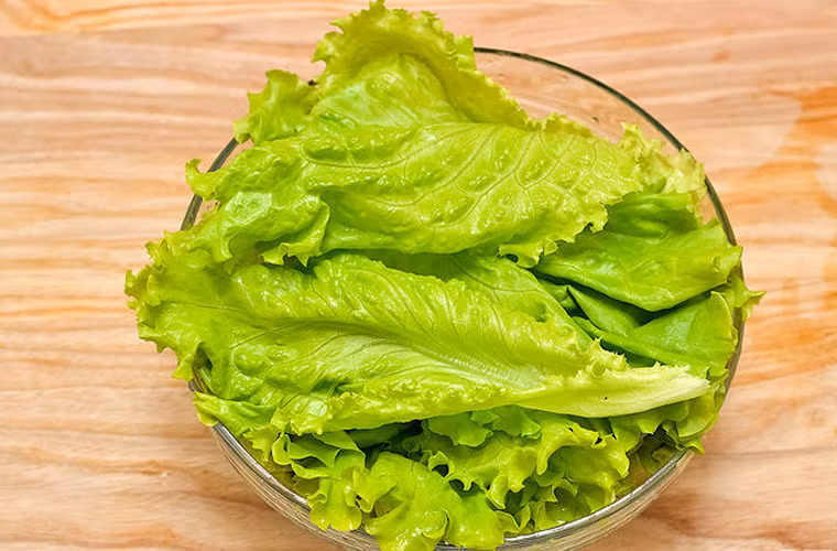 Chị em không nên nóng vội mà cần đợi đến khi rau khô nước mới tiến hành loại bỏ phần lá bị sâu ăn, dập nát trong quá trình thu hoạch hoặc do mạnh tay để đảm bảo không ảnh hưởng đến chất lượng dinh dưỡng.