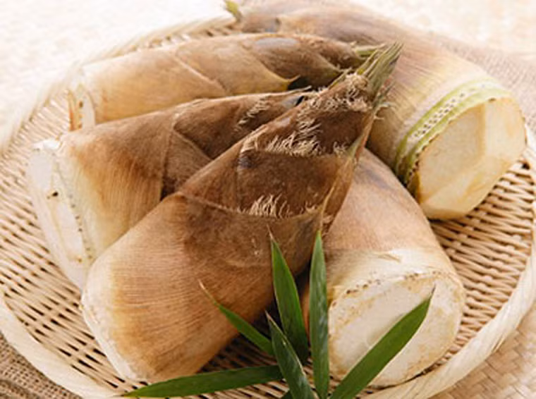 Măng. Rất nhiều món chay ngon dễ dàng chế biến từ nguyên liệu này như măng nộm, măng xào, măng kho đậu hủ… Tuy nhiên, bạn cần áp dụng các mẹo hay để khử độc trước khi nấu nướng.