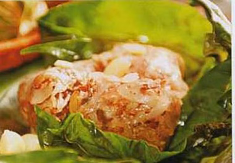 Tré. Tré Huế ngon nổi tiếng bởi sự kết hợp tinh tế của gia vị với các loại nguyên liệu đặc trưng như riềng, tỏi, thính, lá ổi, mè với độ giòn của thịt thủ lợn. Không giống các loại nem chua, thưởng thức tré Huế hoàn toàn yên tâm, không sợ đau bụng vì nguyên liệu trước đó đã được chế biến, làm chín cầu kỳ chứ không phải bằng cách lên men.