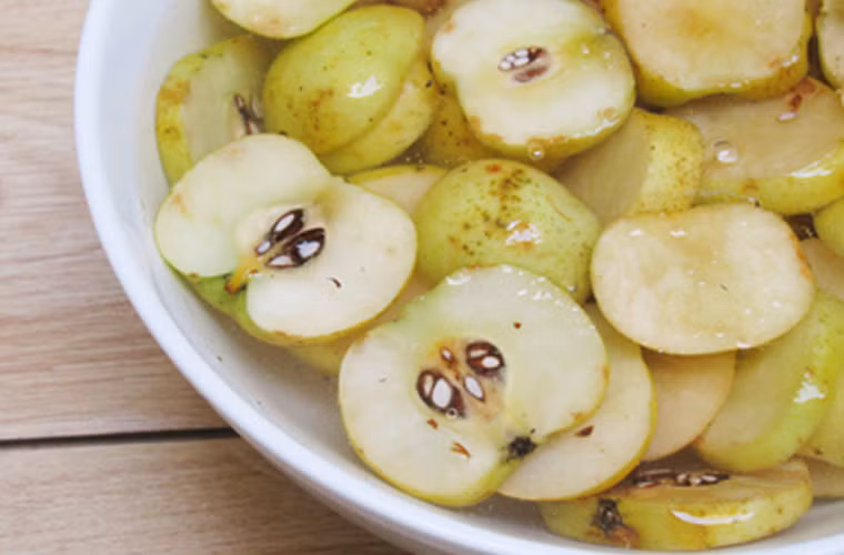 Hòa khoảng 20 - 25g muối với nước đun sôi để nguội, ngâm táo mèo vừa cắt trong vòng 3 giờ. Làm như vậy, miếng táo sẽ giữ được độ trắng và giảm độ chát khá hiệu quả.