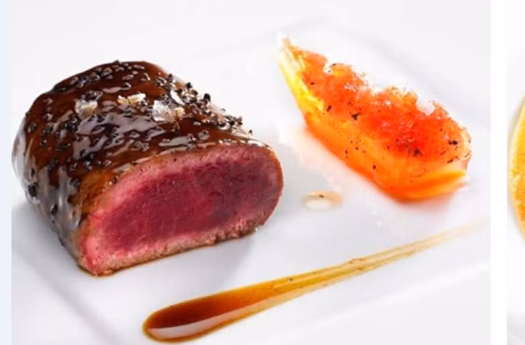 Maison Pic - Valence, Pháp (429 đô/suất). Nhà hàng ra mắt từ những năm 1930 và thu hút đông đảo thực khách nhờ các món ăn tuyệt ngon. Tùy vào từng suất mà có mức giá khác nhau. Với suất ăn đắt nhất, thực khách có cơ hội được thưởng thức các món hảo hạng chế từ tôm hùm và hàng loạt món tráng miệng cầu kỳ.