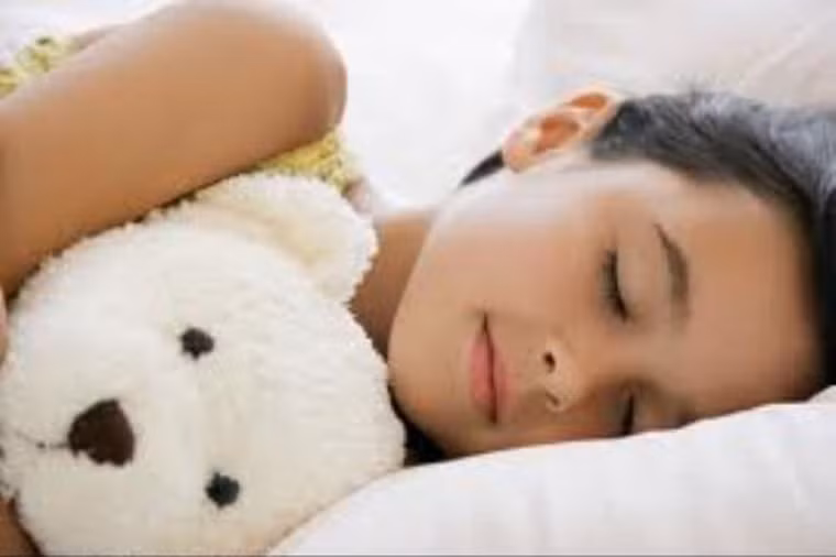 Không để mắt phải làm việc trong thời gian quá dài. Làm việc trong thời gian dài dễ khiến các dây thần kinh trở nên căng thẳng. Vì vậy, nên ngủ đủ 7- 8 giờ mỗi ngày, ngủ trưa 15 phút để mắt được nghỉ ngơi, chuẩn bị cho thời gian làm việc tiếp theo.