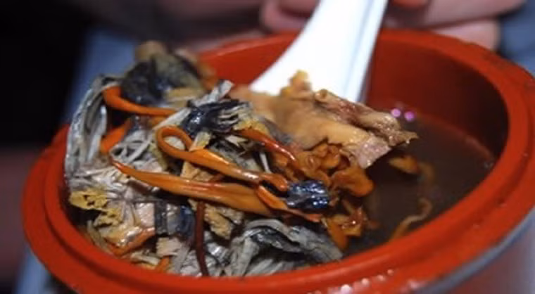 Ngoài ra, súp nhau thai cũng được xem là món “bổ âm bổ dương”, có tác dụng cải thiện khả năng sinh hoạt chăn gối của phái mạnh. Súp nhau thai hút hồn người thưởng thức nhờ hương vị tuyệt vời từ nấm hương, thịt gà ác và các gia vị ăn kèm.