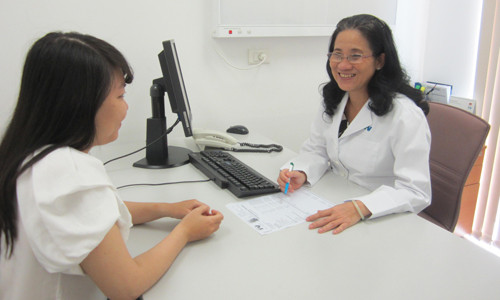 Bác sĩ Trần Thị Phương Thảo tư vấn cho bệnh nhân.