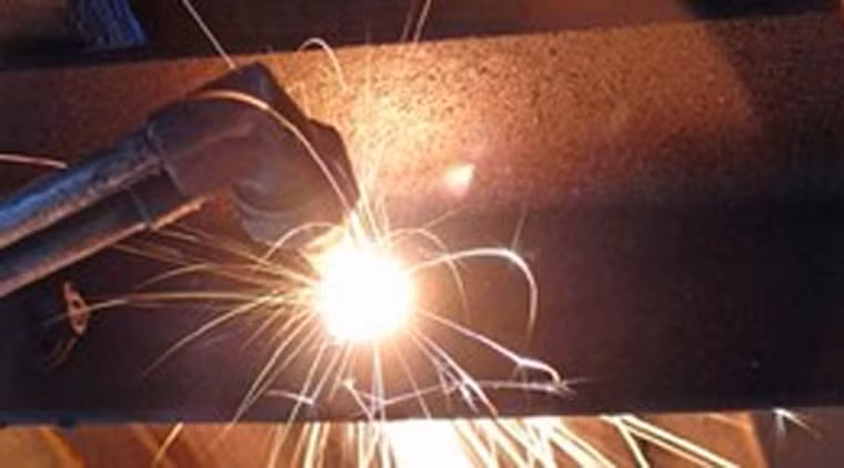 Chăm sóc mắt trong quá trình làm việc. Khi làm việc ở những nơi có ánh sáng chói như đèn hàn xì, lò đúc thủy tinh, bạn không nên nhìn trực tiếp. Thay vào đó, cần tìm cách ngăn chặn bụi bẩn, mảnh vụn có thể bay vào mắt gây rách võng mạc, mù lòa.