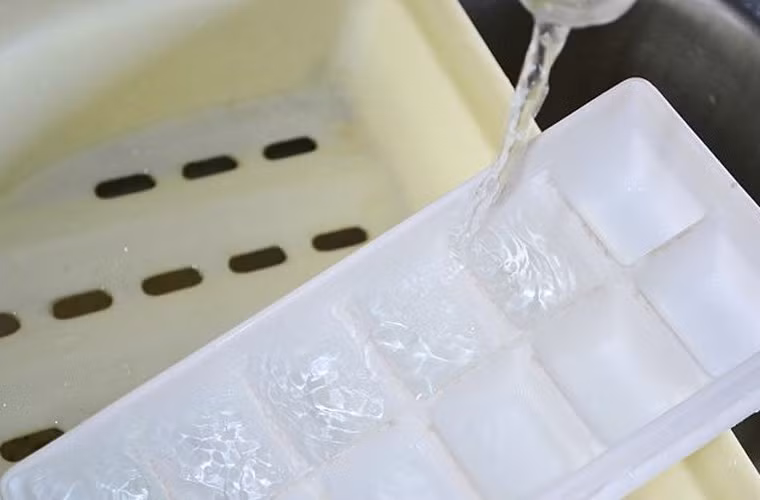 Làm sạch khay đá. Tẩy rửa các kệ trong tủ lạnh mà bỏ quên các khay đá là sự thiếu sót lớn. Thay vì hì hục cọ rửa bằng cách thông thường, chị em hãy tận dụng dấm trắng hoặc baking soda để rửa rồi phơi khô.