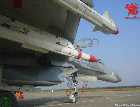 R-77 và R-73 dưới cánh Su-27/30 Trung Quốc.