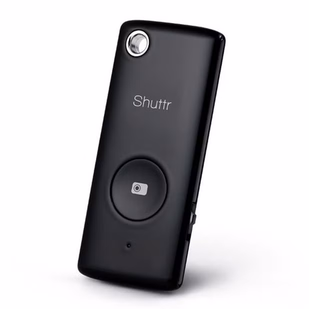 Khác với tai nghe, Muku Labs một màn trập điều khiển từ xa không dây thực thụ với công nghệ Bluetooth. Kết nối phụ kiện này với chiếc iPhone của bạn, khởi động ứng dụng máy ảnh, và bấm nút chụp để ghi lại những bức hình đẹp nhất.