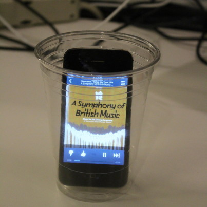 Hoặc đơn giản hơn là một chiếc cốc thủy tinh cỡ trung bình và tất cả việc bạn phải làm là mở nhạc lên và bỏ iPhone vào trong cốc.
