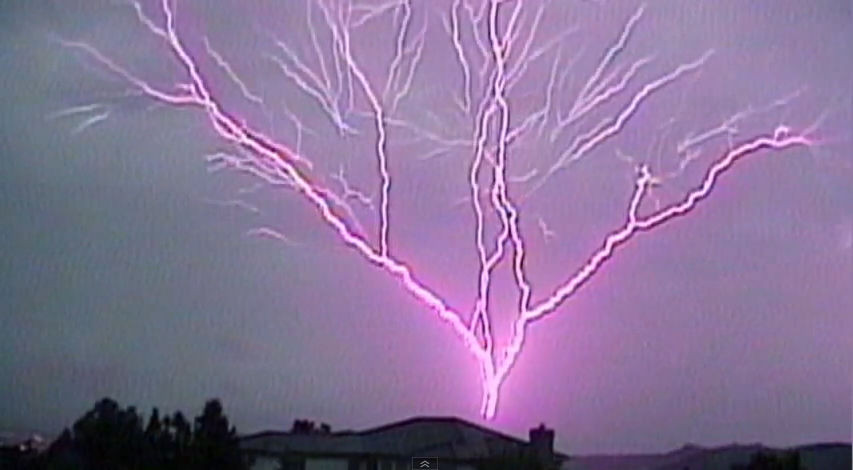 Bạn đã bao giờ nhìn thấy hiện tượng tia chớp ngược như thế này chưa? Chớp không phải từ trên trời xuống mà bắt nguồn từ dưới đất lên, chính xác hơn là từ các tòa nhà cao tầng với những hình dạng đặc biệt.