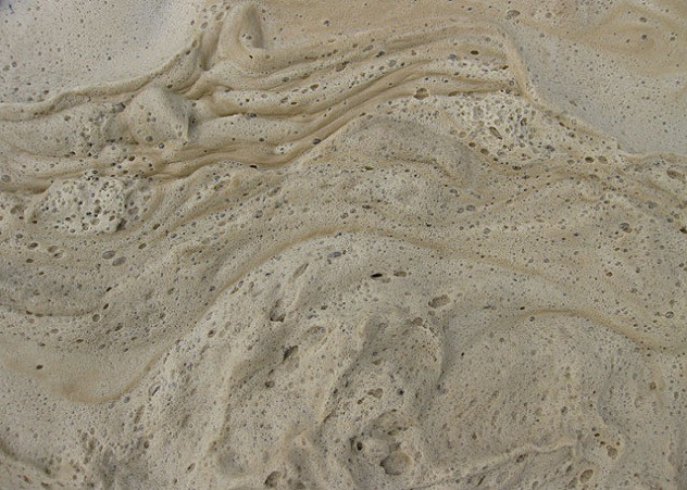 Từng lớp bọt màu kem sữa phủ lên trên bãi cát tạo thành hiện tượng bãi biển cappuccino rất thú vị. Tuy nhiên, nếu biết đám bọt này tạo thành từ bụi bẩn và các tạp chất khác thì có lẽ nó sẽ kém hấp dẫn hơn.