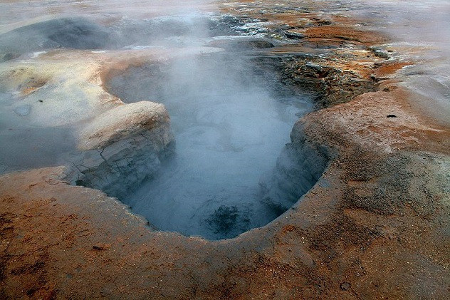 Hverir là một khu địa nhiệt nằm gần Krafia – vùng có cấu trúc núi lửa thuộc phía bắc Iceland. Nơi đây là lãnh địa của các đài phun nước nóng, hơi nước được hình thành từ vết nứt vỏ Trái đất, bao quanh bởi hồ bùn sôi, vòm dung nham và những hồ đầy lưu huỳnh.