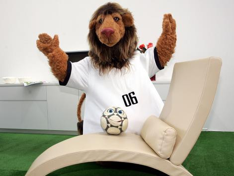 Chú sư tử Goleo mặc áo thi đấu của đội tuyển Đức cùng với Pille – trái bóng biết nói.