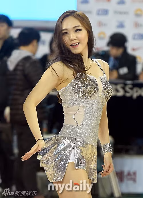 Sở hữu đường nét thanh tú sẵn có, lại trang điểm xinh đẹp và diện trang phục trẻ trung, bắt mắt, dàn mỹ nữ đội cổ vũ đã không chỉ hoàn thành nhiệm vụ níu chân khán giả mà còn thực sự làm bùng nổ không khí trong nhà thi đấu với những vũ điệu bốc lửa.