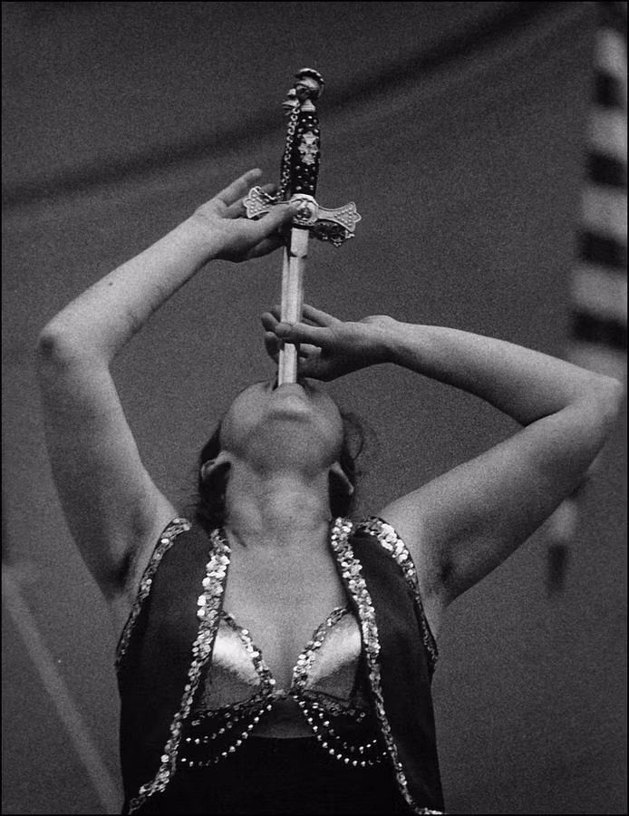 Bước tiếp theo, đẩy lưỡi ra khỏi đường đi của kiếm và thư giãn họng tối đa.