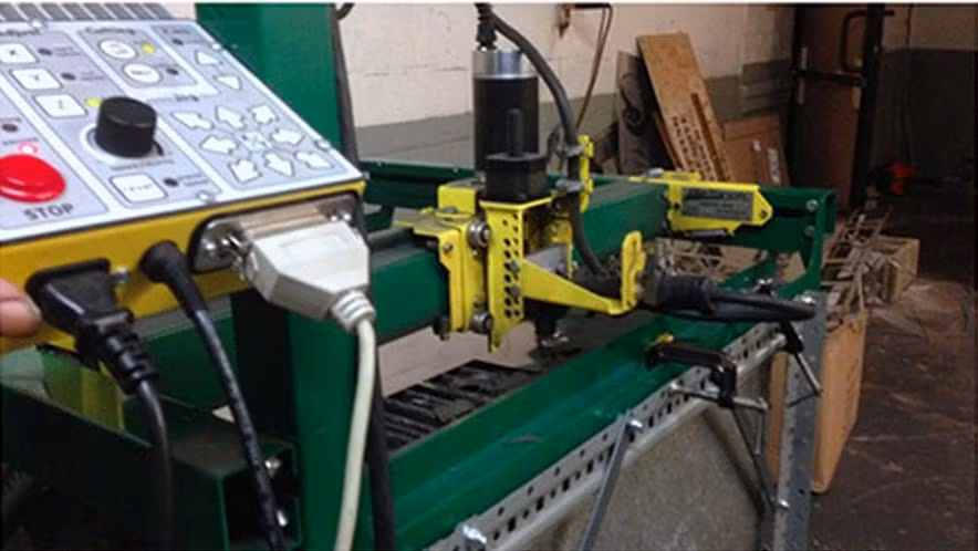 Khi máy plasma nhận được thông tin, nó sẽ tạo ra một tấm khắc bằng kim loại.