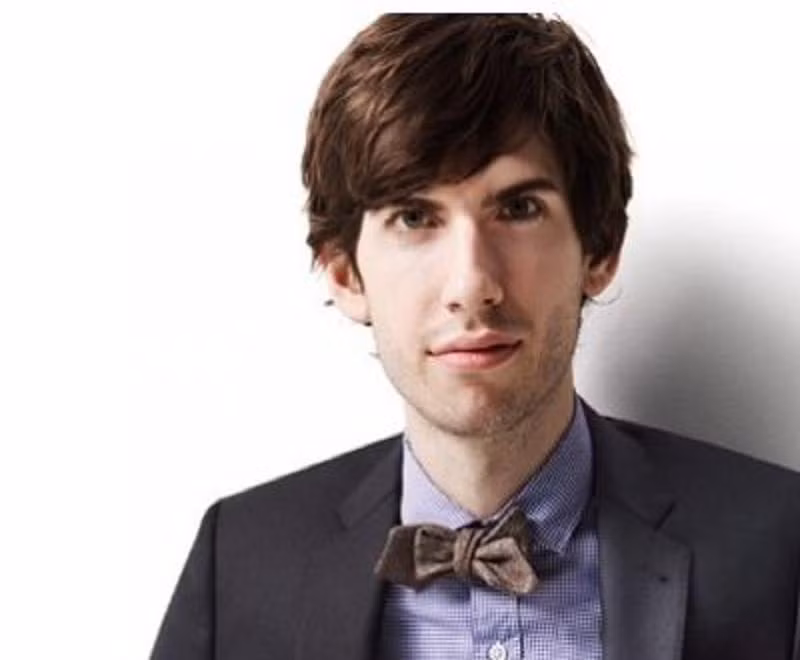 Tuổi trẻ tài cao, David Karp, người sáng lập và CEO của Tumblr sở hữu 200 triệu USD nhưng không vì thế mà anh sống xa hoa. Thay vào đó, anh sống khá đơn giản, không mua sách, không mua nhiều quần áo.