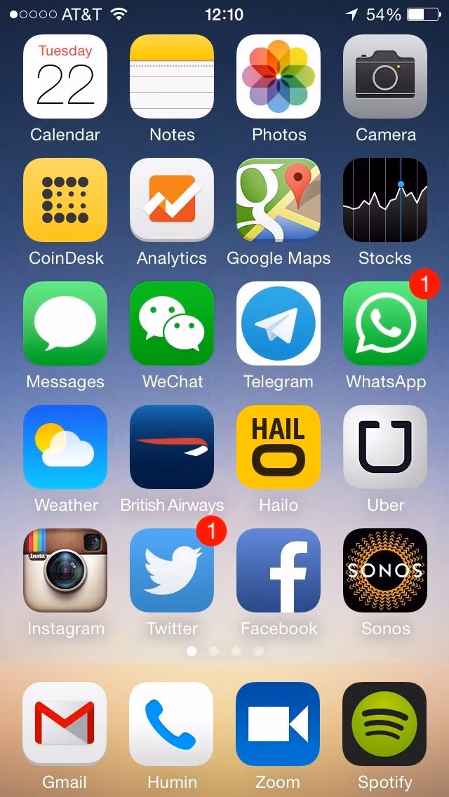 Home screen của Shakil Khan, người đứng đầu dự án đặc biệt tại Spotify và người sáng lập trang web tin tức về Bitcoin có tên Coin Desk, sử dụng rất nhiều các ứng dụng tin nhắn khác nhau.