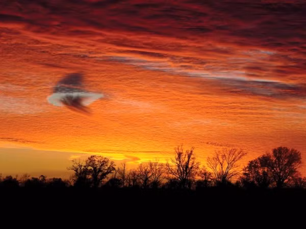 Gần đây, người dân ở Stockton, Mỹ tuyên bố họ đã nhìn thấy một lỗ hổng lớn trên bầu trời. Theo nhiều người suy đoán, đó là vết tích của một con tàu vũ trụ ngoài hành tinh; nhưng theo các nhà khoa học, đây chỉ là hiện tượng kết tinh và tan chảy mây dung tích trên bầu khí quyển.