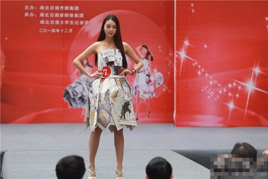 Các thí sinh tham dự đem đến những mẫu quần áo, váy vóc thời trang do mình thiết kế từ chất liệu là những tờ báo.