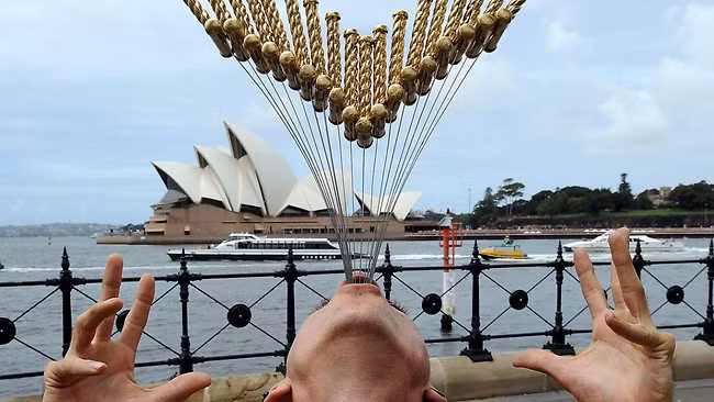 Tuy có thể tập luyện nhưng đây là hành động vô cùng nguy hiểm vì ngay cả những người thợ lão luyện nhất cũng có thể gặp tai nạn.