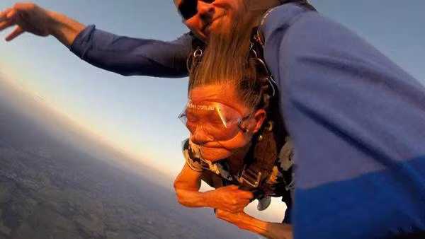 Cụ Min và màn nhảy dù gây chú ý.