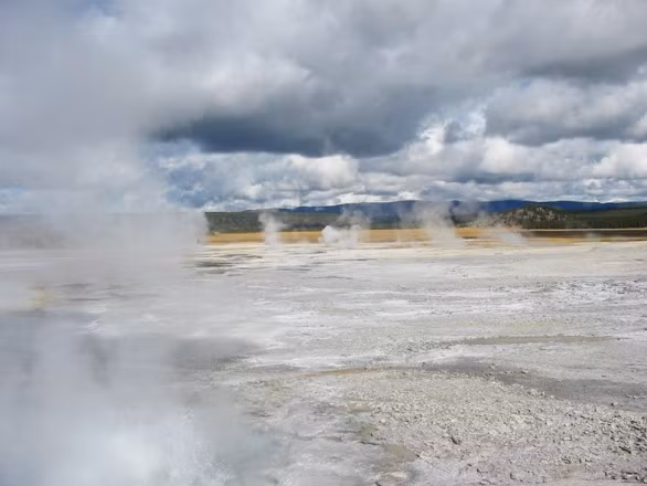 Nằm bên dưới Công viên quốc gia Yellowstone (Wyoming, Mỹ) là 777 km2 magma nóng bỏng – một nguồn sức mạnh khổng lồ có thể hoàn toàn thay đổi diện mạo của hành tinh chúng ta.