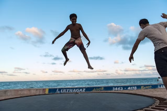 Vào năm 1930, lấy cảm hứng từ lưới biểu diễn xiếc, vận động viên thể dục 16 tuổi George Nissen đã tìm cách biến một khung thép hình chữ nhật với tấm vải trong nhà để xe của cha mẹ thành một kiểu lưới nẩy được – ý tưởng sơ khai của bạt lò xo sau này.